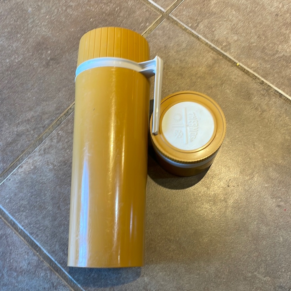 Vintage 90s butter yellow Thermos Set!!